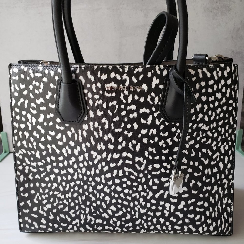 Michael Kors Mercer Bag in animal print